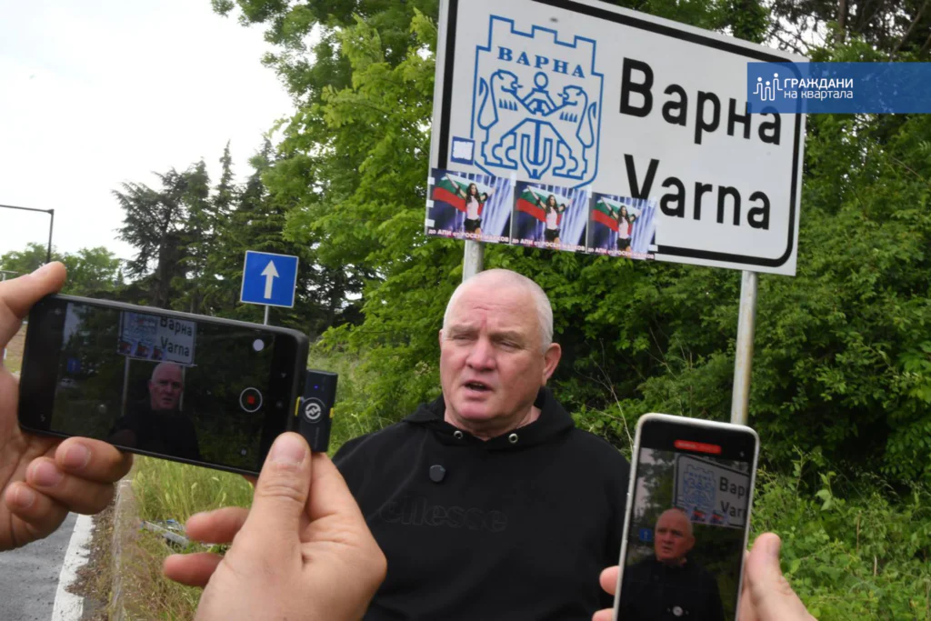 Снимки на Дара, залепени по табелата на Варна
